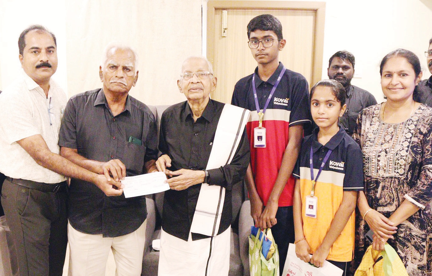 பொள்ளாச்சி பொதுக் கூட்டத்தில் ‘பெரியார் உலக’த்திற்கு நன்கொடையை தமிழர் தலைவரிடம் வழங்கினர் (22.11.2025) நன்கொடை