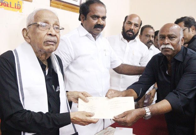 புதுக்கோட்டையில் தமிழர் தலைவரிடம் தோழர்கள் இயக்க நிதி, சந்தா வழங்கினர் (28.11.2025) தமிழ்நாடு