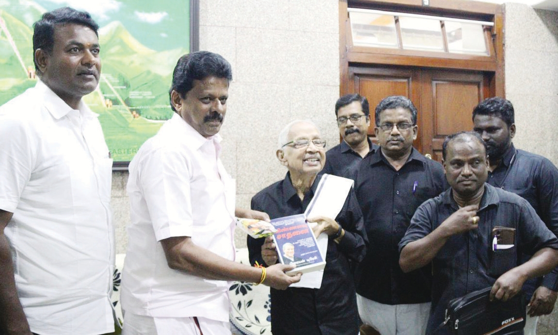 பொள்ளாச்சி பொதுக் கூட்டத்தில் ‘பெரியார் உலக’த்திற்கு நன்கொடையை தமிழர் தலைவரிடம் வழங்கினர் (22.11.2025) நன்கொடை