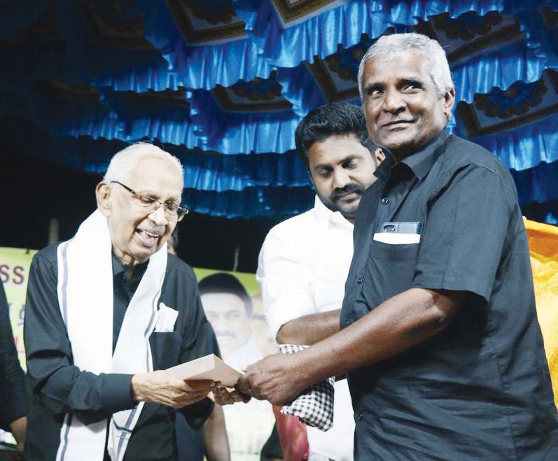 பொள்ளாச்சி பொதுக் கூட்டத்தில் ‘பெரியார் உலக’த்திற்கு நன்கொடையை தமிழர் தலைவரிடம் வழங்கினர் (22.11.2025) நன்கொடை