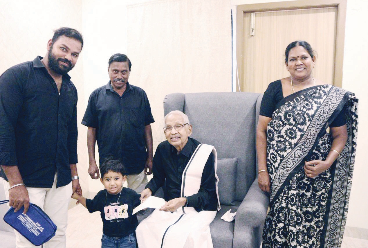 பொள்ளாச்சி பொதுக் கூட்டத்தில் ‘பெரியார் உலக’த்திற்கு நன்கொடையை தமிழர் தலைவரிடம் வழங்கினர் (22.11.2025) நன்கொடை