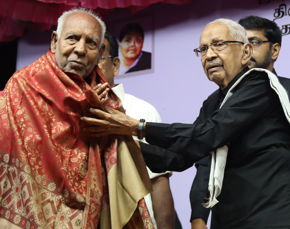 பெரியார் பெருந்தொண்டர்கள் வய்.மு. கும்பலிங்கம், இளங்கோ ஆகியோருக்கு தமிழர் தலைவர் பயனாடை அணிவித்து பாராட்டினார்.