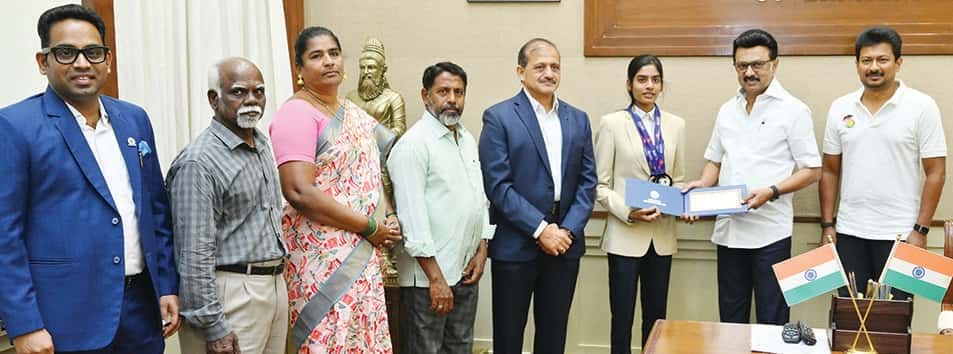 கேரம் உலகக் கோப்பை போட்டியில் பதக்கங்கள் வென்ற தமிழ்நாட்டைச் சேர்ந்த வீராங்கனைகளுக்கு உயரிய ஊக்கத்தொகை முதலமைச்சர் மு.க.ஸ்டாலின் வழங்கினார்! தமிழ்நாடு