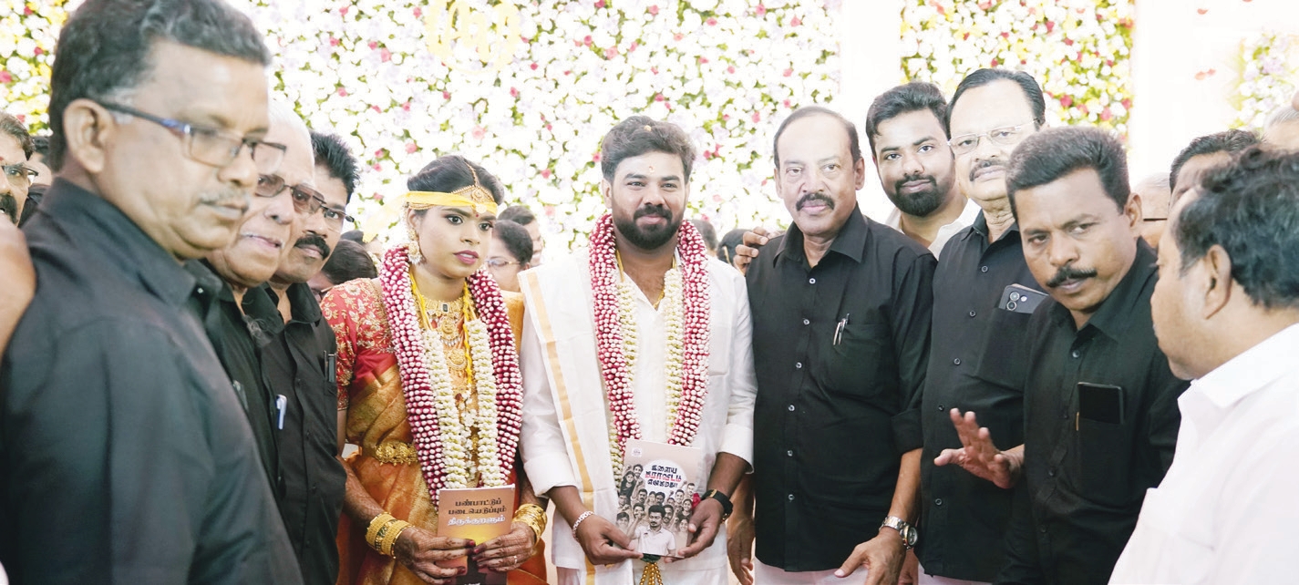 முனைவர் வீ. அன்புராஜ் பங்கேற்று மணமக்களை நேரில் வாழ்த்தி சிறப்பித்தார்கள்