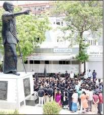 நாடாளுமன்ற தொகுதி மறுவரையறை சட்டத்திருத்தத்திற்கு எதிர்ப்பு தெரிவித்து கழகத் தலைவர் ஆசிரியர் கி.வீரமணி கருப்புக் கொடி ஏற்றி - கருப்புச் சட்ட நகலை எரித்தார் தமிழ்நாடு, திராவிடர் கழகம்