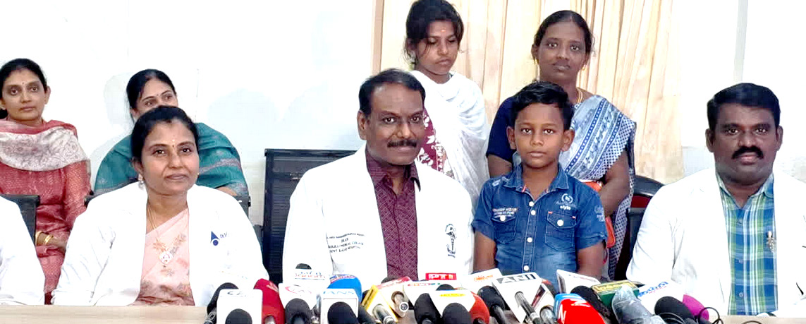 10 வயது சிறுவன் கண்ணில் பாய்ந்த ஸ்பிரிங் 50 வயது தொழிலாளியின் மூளையில் ஊடுருவிய மரக்குச்சி நுணுக்கமான அறுவைச் சிகிச்சை வெற்றி; இருவருக்கும் மறு வாழ்வு! மதுரை அரசு ராஜாஜி மருத்துவமனை மருத்துவர்கள் சாதனை
