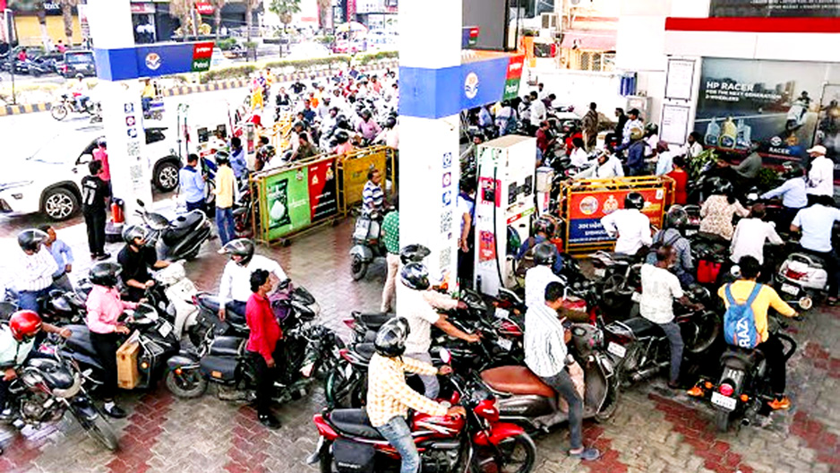 பெட்ரோல், டீசல் விலை உயர்வு? 10 வாரங்களில் எண்ணெய் நிறுவனங்களுக்கு ரூ.1 லட்சம் கோடி இழப்பு!