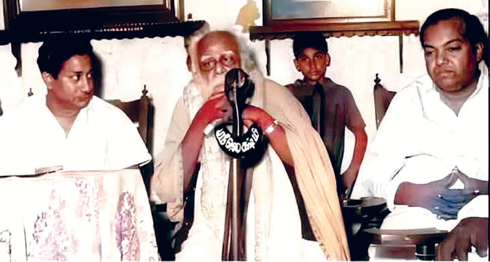 ஆசிரியர் விடையளிக்கிறார், ஞாயிறு மலர்