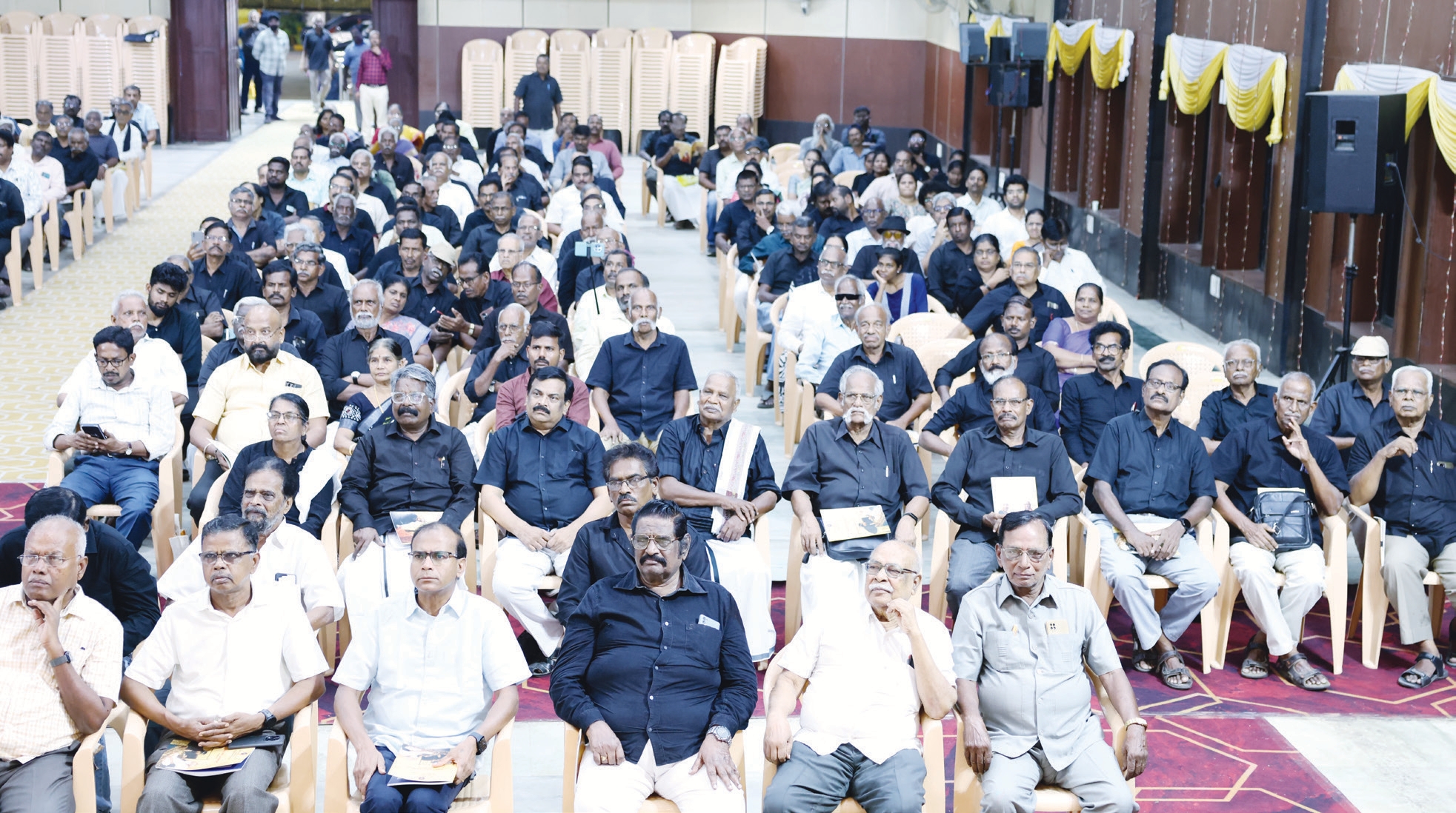 தமிழர் தலைவர் ஆசிரியர் கி. வீரமணி, மோகனா வீரமணி ஆகியோர் பொன்னாடை அணிவித்தனர் திராவிடர் கழகம்