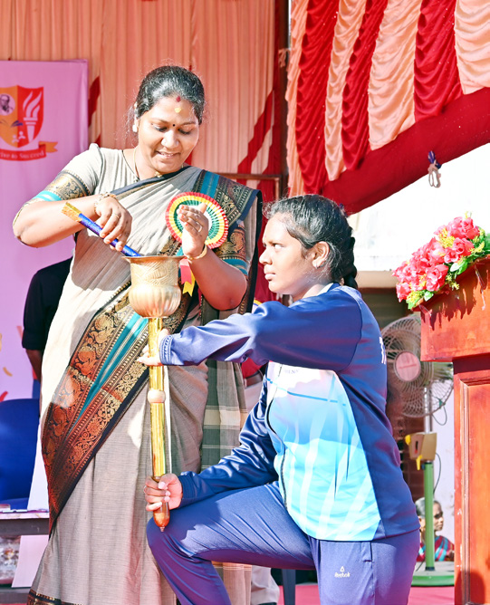 திருச்சி, பெரியார் நூற்றாண்டு நினைவு மெட்ரிக் மேல்நிலைப் பள்ளியின் 47ஆம் ஆண்டு விளையாட்டு விழா தொழிலாளர் துறை உதவி ஆணையர் பங்கேற்று பரிசுகள் வழங்கி சிறப்பித்தார் பெரியார் கல்வி நிறுவனங்கள்