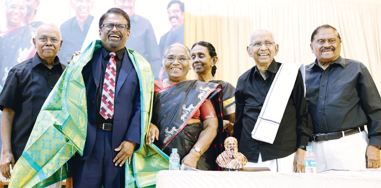 தமிழர் தலைவர் ஆசிரியர் கி. வீரமணி, மோகனா வீரமணி ஆகியோர் பொன்னாடை அணிவித்தனர் திராவிடர் கழகம்