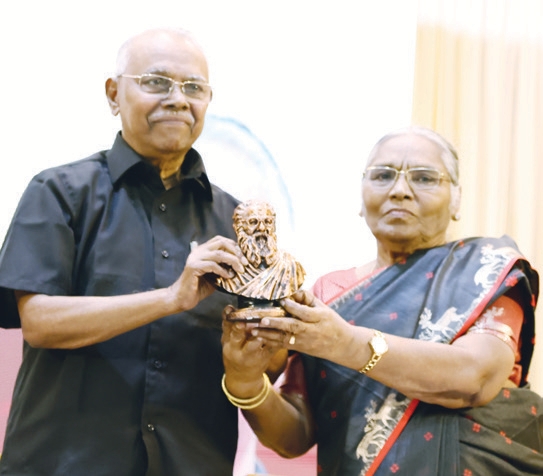 தமிழர் தலைவர் ஆசிரியர் கி. வீரமணி, மோகனா வீரமணி ஆகியோர் பொன்னாடை அணிவித்தனர் திராவிடர் கழகம்