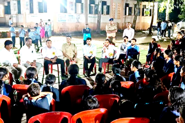 மாவட்ட ஆட்சியர்