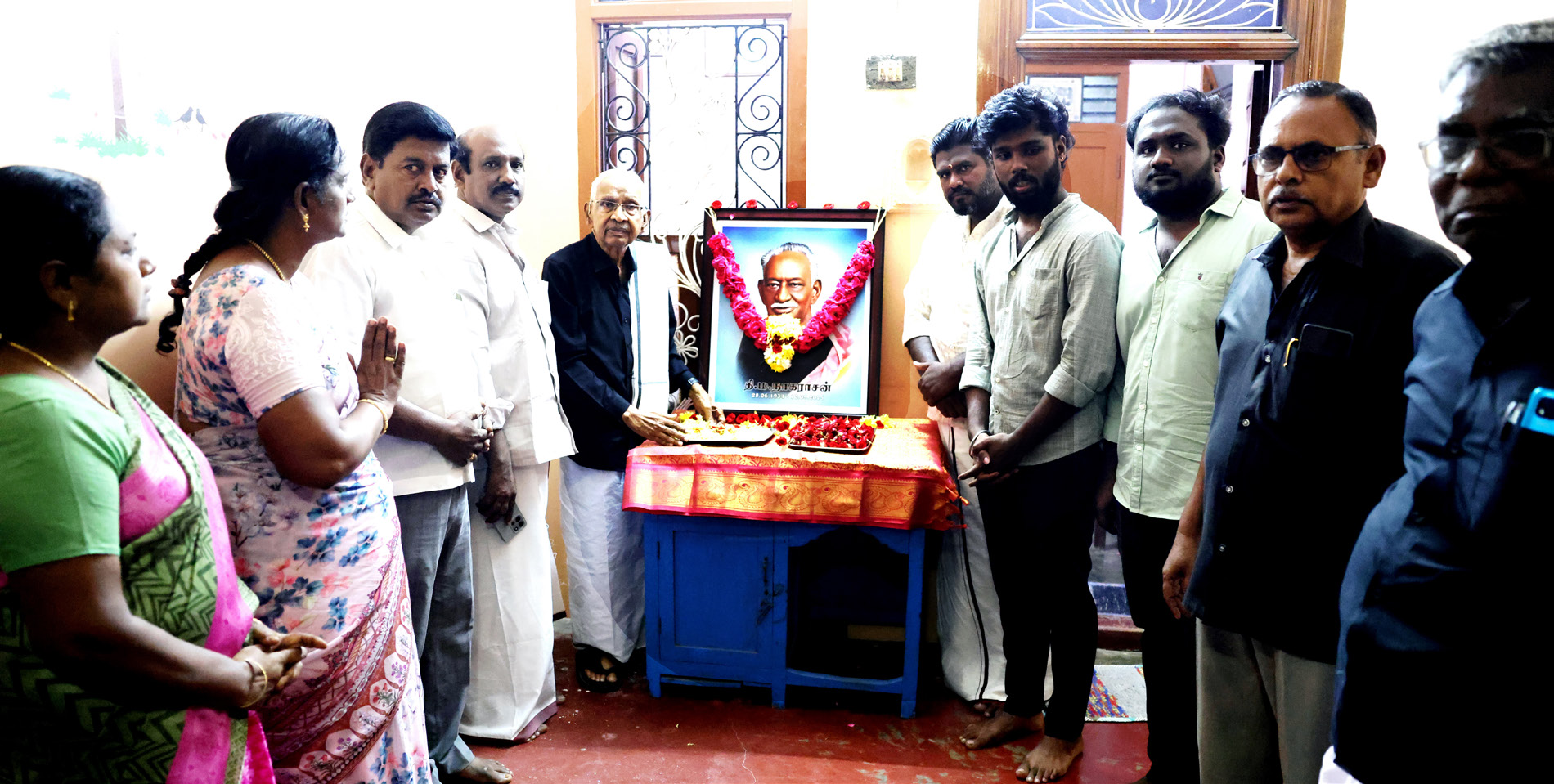 தலைவர் மலர்தூவி மரியாதை