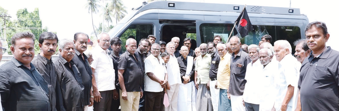 கரூருக்கு வருகை தந்த தமிழர் தலைவருக்கு மாவட்டத் தலைவர் குமாரசாமி மற்றும் தோழர்கள் பயனாடை அணிவித்து வரவேற்றனர் (கரூர், 29.9.2026) திராவிடர் கழகம்