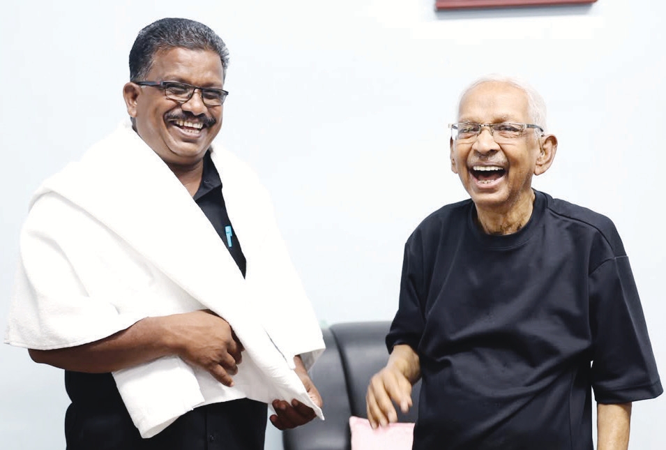 “தமிழர் தலைவருக்கு பயனாடை அணிவித்து சிறப்பு திராவிடர் கழகம்