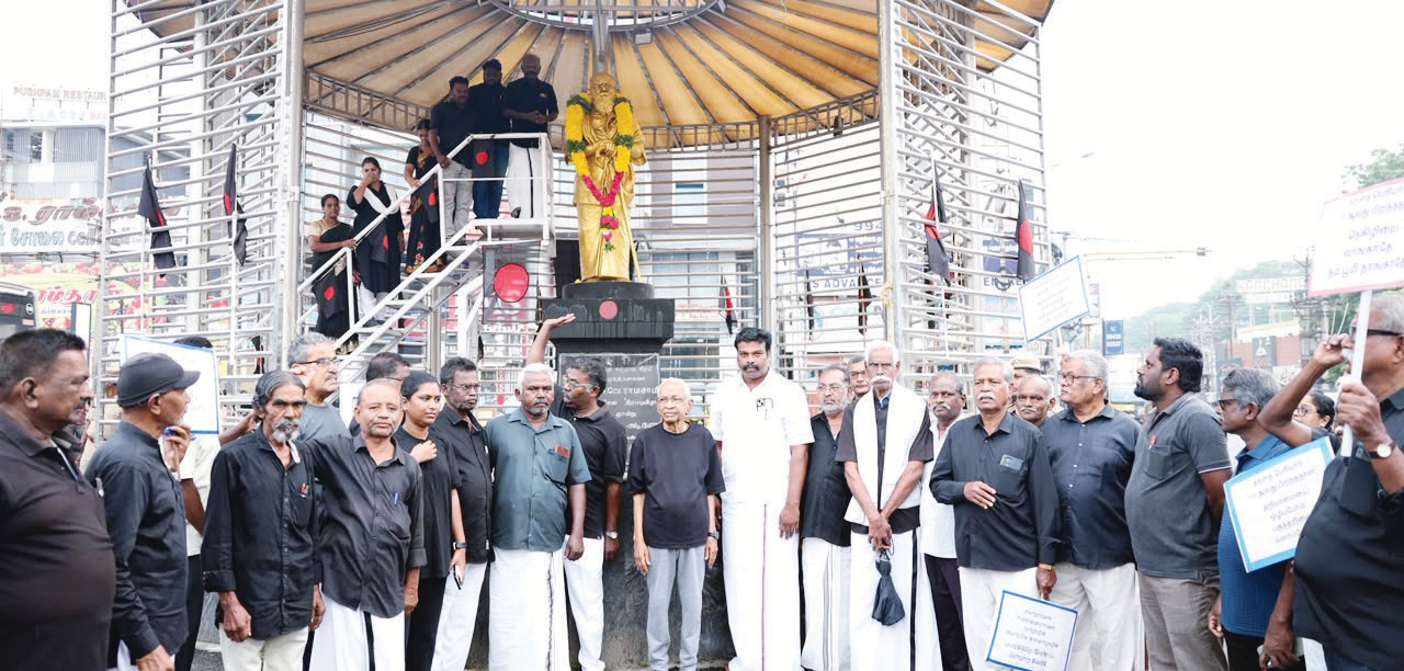 மத்திய பேருந்து நிலையம் அருகில் உள்ள தந்தை பெரியார் சிலைக்கு தமிழர் தலைவர் முன்னிலையில் மலர் மாலை அணிவித்து மரியாதை செலுத்தினர். திராவிடர் கழகம்