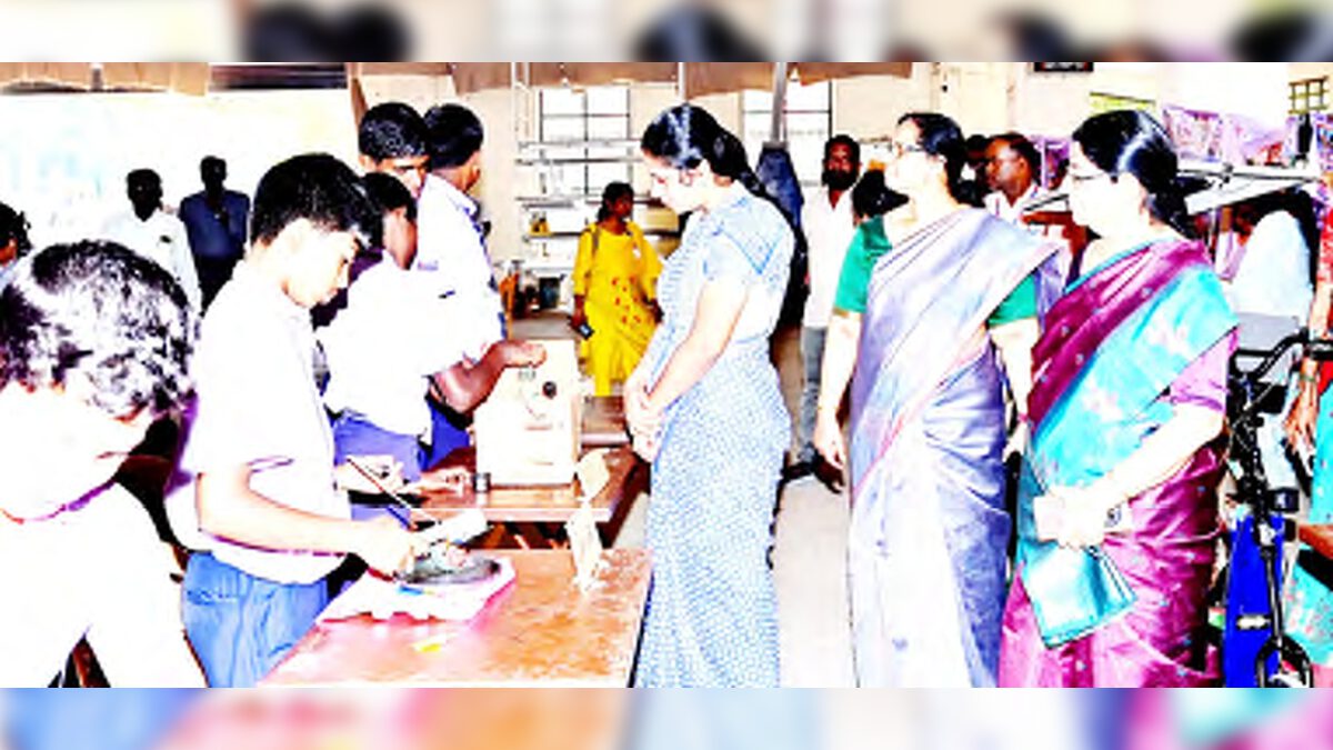 பெரியார் மணியம்மை அறிவியல் மற்றும் தொழில்நுட்ப நிறுவனத்தில் (நிகர்நிலைப் பல்கலைக்கழகம்) எதிர்காலத்திற்கான அறிவியல் சார்ந்த தொழில்நுட்பக் கண்காட்சி!